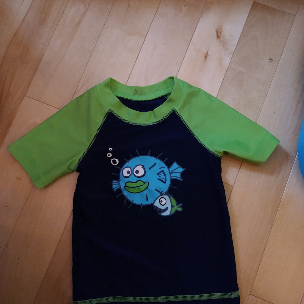 4/20$ 18-24m George swim t-shirt with fish